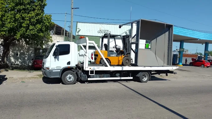 Grúa de Auxilios Cofini transportando un montacargas